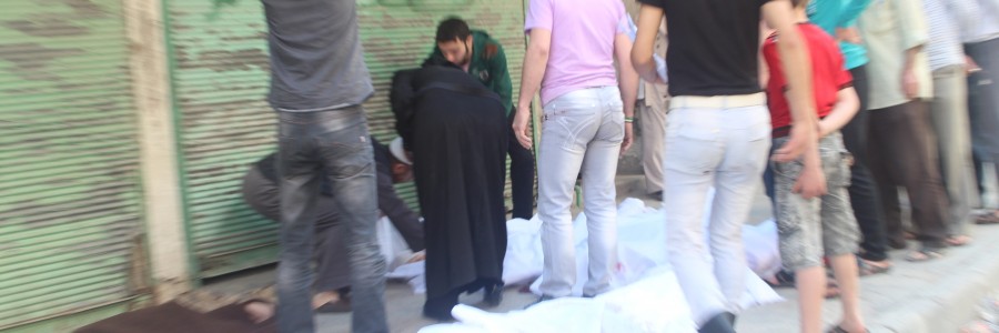 حلب حي السكري أم تبحث عن طفلتها المفودة في إحدى المجازر بين الجثث أما أحد المشافي الميدانية. تصوير صلاح الأشقر