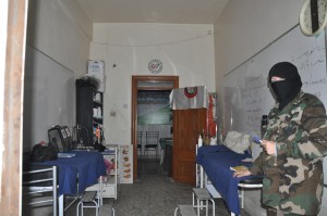 أمرأة في النقطة الطبية في حي صلاح الدين