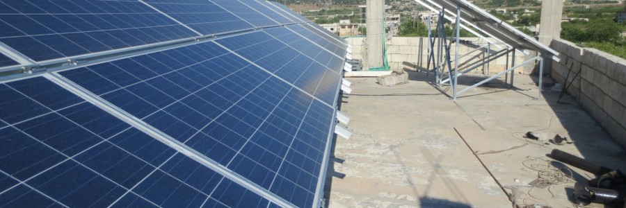 ألواح الطاقة الشمسية تغزو أسطح المنازل تصوير سونيا العلي