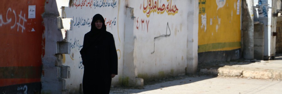 أمرأة تمشي في حي صلاح الدين