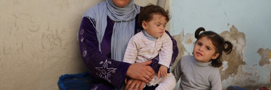 أمرأة تبكي لمقتل زوجها في معارك كوباني ونزوحها الى الشيخ مقصود بحلب. تصوير براء الحلبي