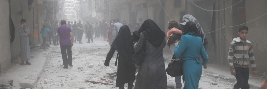 نساء ينزحن من منازلهم بعد قصف على حي الأنصاري. تصوير براء الحلبي