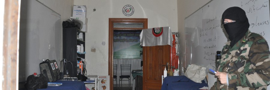 أمرأة في النقطة الطبية في حي صلاح الدين في حلب. تصوير براء الحلبي