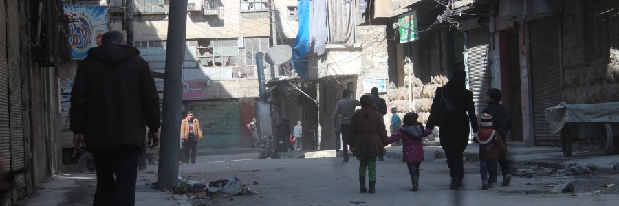 بستان القصر في حلب سيدة تصطحب أطفالها تسوق بعض الحاجيات.تصوير: صلاح الأشقر