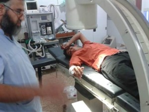 خلال-معاينة-أحد-الفتيان-في-المركز-الطبي-تصوير-آلاء