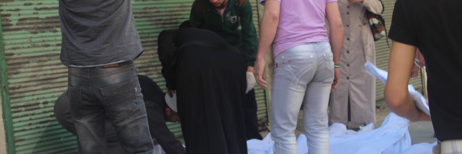 حلب حي السكري أم تبحث عن طفلتها المفودة في إحدى المجازر بين الجثث أما أحد المشافي الميدانية. تصوير صلاح الأشقر