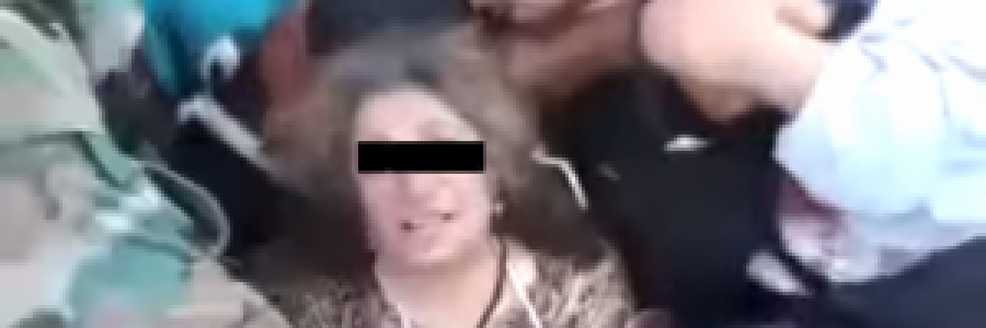 لقطة من فيديو يظهر ما يبدو أنه تعرض معتقلين ومعتقلات سوريات للضرب على أيدي جنود حكوميين. مصدر: يوتيوب/ hamza alzeidi