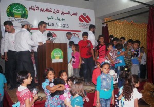 فرحة الأطفال في الحفل السنوي الأول لتكريم الأيتام في إدلب تصوير محمد رافع جعار