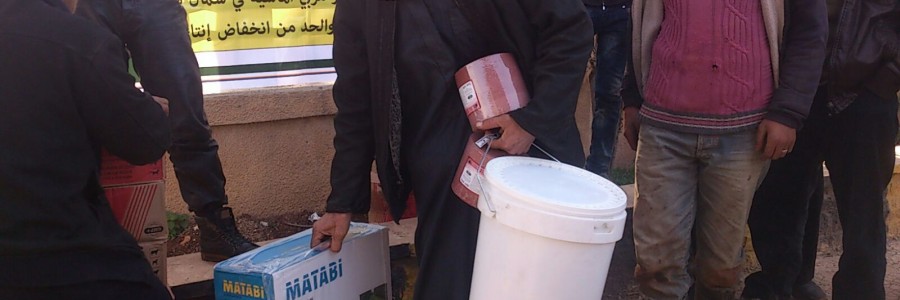 توزيع المساعدات على مربي الدواجن تصوير دارين الحسن