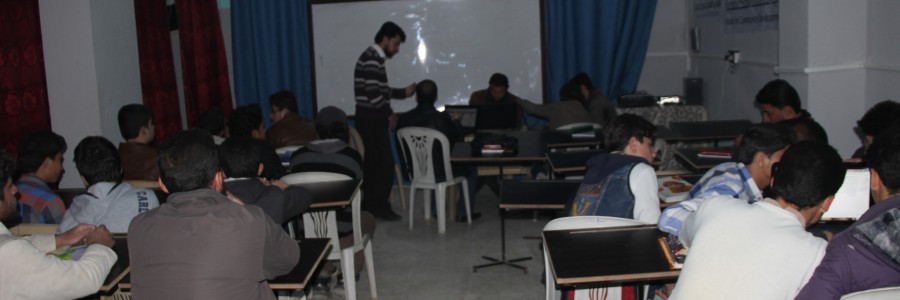 شبان يتابعون دورة عن الحاسوب والأنترنت تصوير مها الأحمد