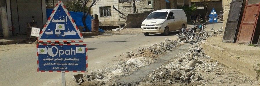 من أعمال تمديد شبكات الصرف الصحي في كفرنبل تصوير مها الأحمد