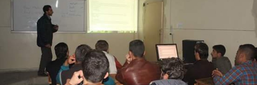 من إحدى المحاضرات في المعهد الطبي في كفرنبل تصوير هاديا المنصور